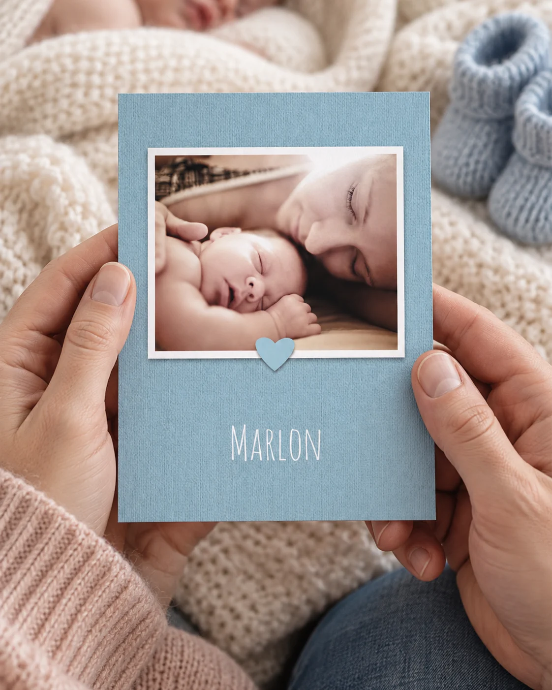 Geburtskarte „Schaufenster“ in Pastellblau mit Babyfoto und dem Namen Marlon in Händen