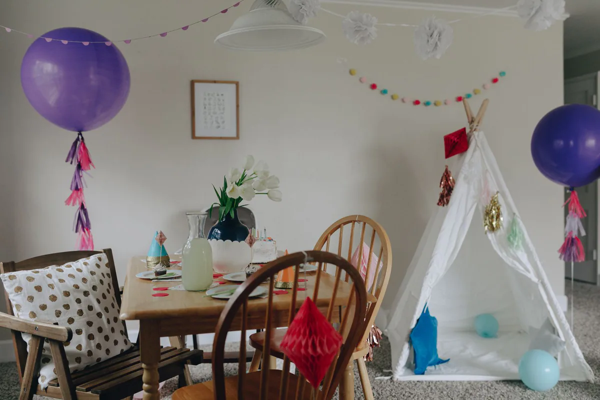 Dekorierter Raum für einen Kindergeburtstag mit violetten Luftballons