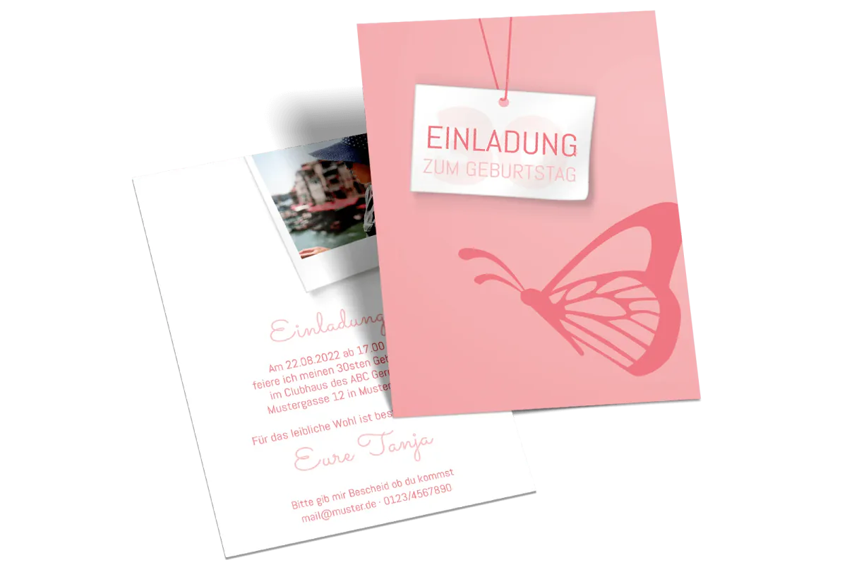 Hochformatige Kindergeburtstagseinladung mit Schmetterlingsmotiv und heller Informationsfläche