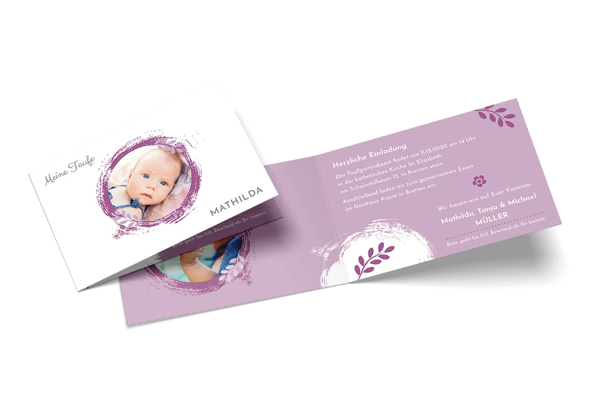 Taufeinladung Hello World als querformatige Klappkarte mit Foto und violettem Akzent