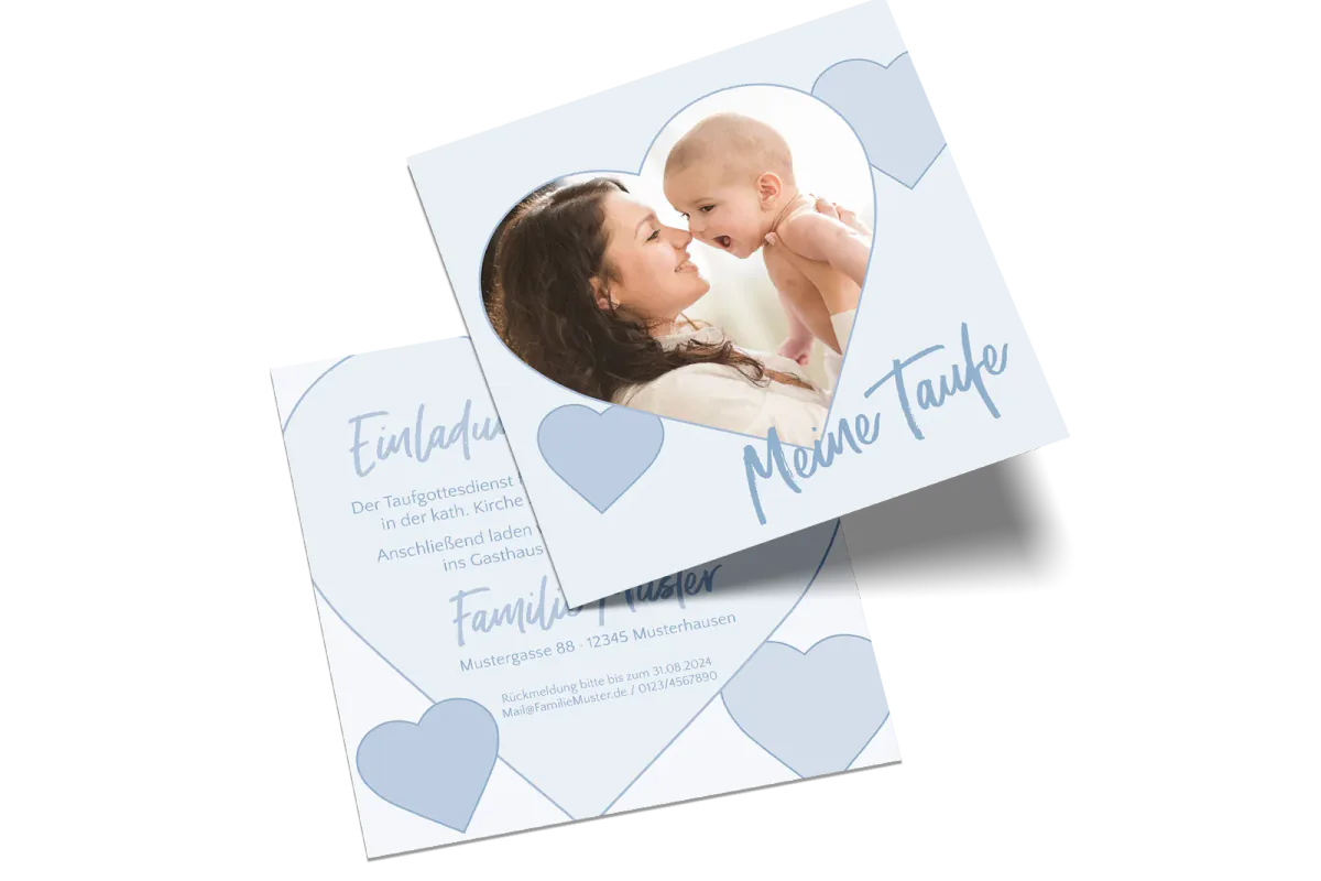 Taufeinladung Herzlich im quadratischen Postkartenformat mit blauem Motiv und Textbereich